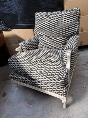 chaise à motifs noirs et blancs devant un carton