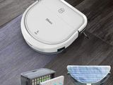 une photo montrant un aspirateur robot et d'autres objets ménagers posés sur un parquet