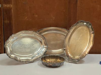 une table sur laquelle sont posées plusieurs assiettes en argent