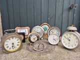 beaucoup d'horloges posées par terre