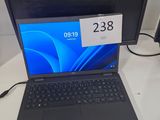 un ordinateur portable posé sur un bureau, avec une étiquette de prix dessus