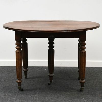 Table à abattants en acajou, ouvrante en son centre et repos…