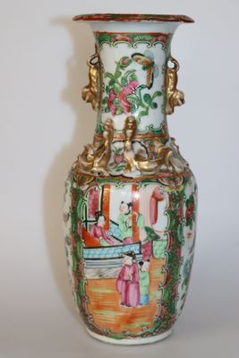 un vase avec un tableau posé sur une table