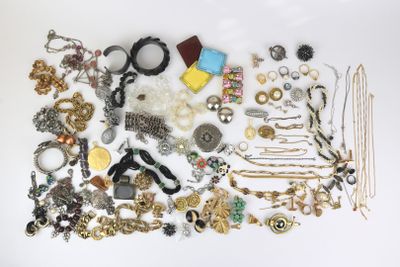 un tas de bijoux posés sur une surface blanche