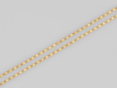 une paire de bracelets à chaîne en or