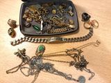 un coffret noir rempli de nombreux bijoux, posé sur une table
