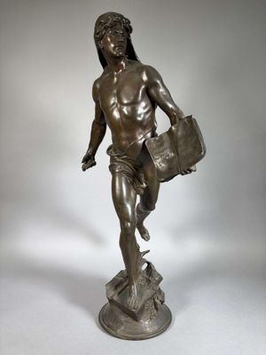 une image représentant une statue en bronze d'un homme tenant un panier