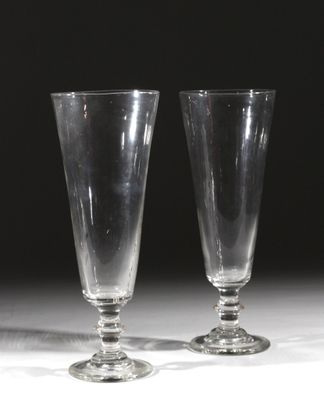 une paire de verres à pied en verre transparent posés sur une table blanche