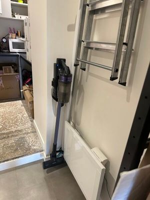 une photo d'une pièce dans laquelle se trouvent un aspirateur et un radiateur