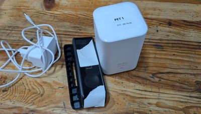 une télécommande et un boîtier posés sur une table en bois