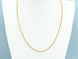 un collier à chaîne en or sur le cou d'un mannequin