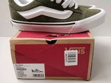 Des chaussures Vans Old Skool dans une boîte posée sur une surface blanche
