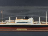 une maquette de bateau dans une vitrine