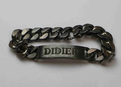 un gros plan sur un bracelet sur lequel figure un prénom