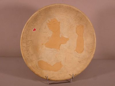 une assiette avec la photo d'un homme et d'une femme