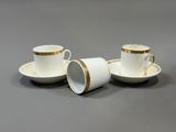 deux tasses et soucoupes sont posées sur une surface grise