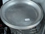 une casserole en métal posée sur une étagère en métal