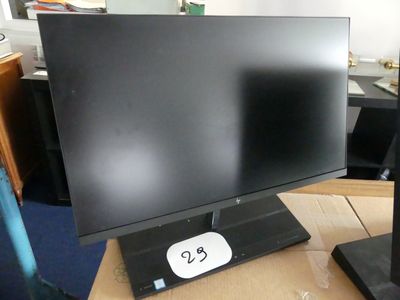 un écran d'ordinateur posé sur une table en bois