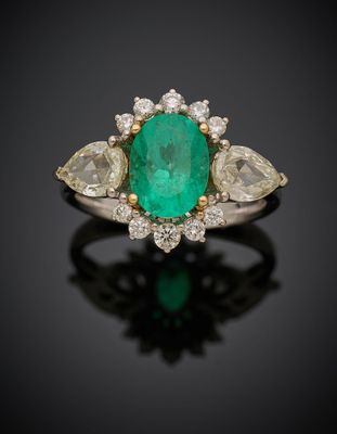 une bague en émeraude et diamant