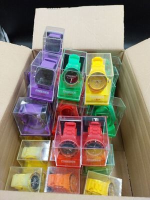 une boîte contenant tout un tas de montres de différentes couleurs