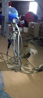 une photo d'un homme en train de réparer un vélo dans un garage