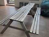 un banc en bois au milieu d'un salon