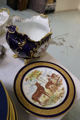 plusieurs assiettes et bols posés sur une table