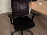 un bureau avec une chaise et un ordinateur dessus