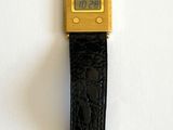 une montre posée sur une surface blanche