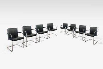 un lot de six chaises en cuir noir et chrome