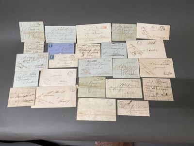 une table sur laquelle sont posés un tas de vieux papiers