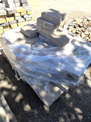 Lot d'environ 3m2 de pavés béton multi format rose.