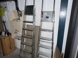 deux échelles appuyées contre un mur dans une pièce