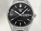 la montre est dotée d'un cadran noir
