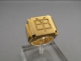 une image représentant une bague en or sur laquelle figure la lettre h