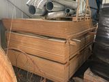 un tas de bois entreposé dans un entrepôt