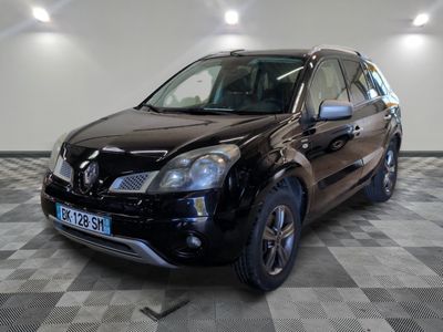 une photo d'un 4x4 noir garé dans un garage