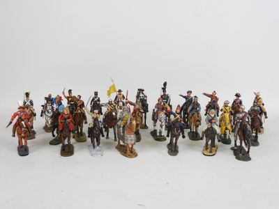 beaucoup de figurines sur une surface blanche