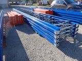 beaucoup de palettes bleues et rouges dans un parking