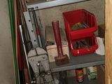 une étagère avec des outils et une pancarte posée dessus, dans une pièce