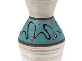 un petit vase orné d'un motif sur fond blanc