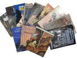 un grand nombre de livres posés sur une table