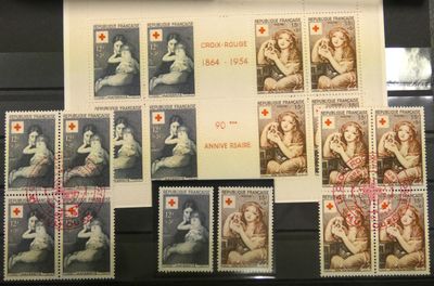 plusieurs timbres représentant des femmes, exposés dans une vitrine