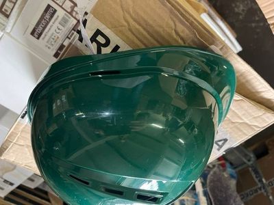 un casque vert posé sur une boîte en carton
