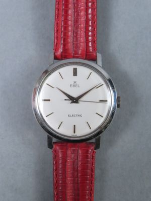 une image montrant un gros plan d'une montre-bracelet avec un bracelet rouge