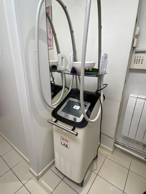 une machine qui se trouve dans le coin d'une pièce
