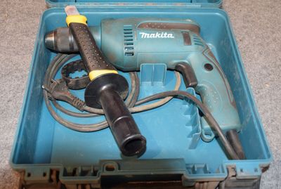 une boîte bleue contenant une perceuse et d'autres outils