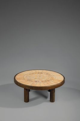 un gros plan d'une table en bois ornée d'un motif circulaire