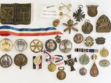 beaucoup de médailles et de médailles sur la table