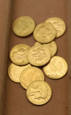 beaucoup de pièces d'or posées sur une table